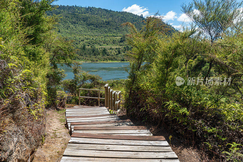 新西兰陶波隐谷的Orakei Korako地热公园和洞穴木板路